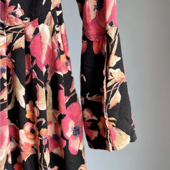 Free People Sz 2 Mini Dress Tegan Floral Swing Bell Sleeve Black Combo EUC - Picture 6 of 16